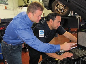 tom palermo, (left) lead diagnostician, assists in the training of technician tom dejesus on interpreting scan data on a customer’s vehicle with a ­driveability issue.